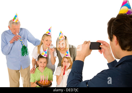 Familie feiern Geburtstagsparty mit Kuchen Stockfoto
