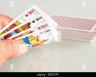 Spielkarten in der Hand als Hintergrund Stockfoto