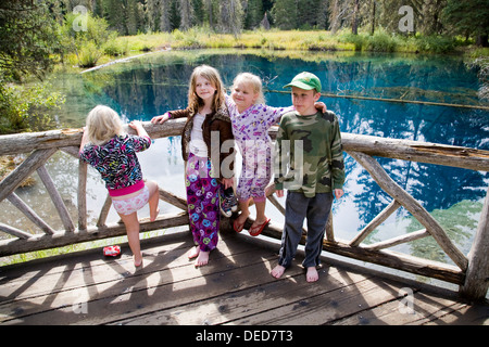 Kinder sammeln rund um Little Crater Lake in Oregon Cascade Mountains hoch Stockfoto