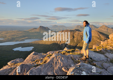 Wanderer auf dem Gipfel der Sgurr eine Fhidhleir (The Fiddler) mit Beinn ein Eoin und Stac Pollaidh im Hintergrund, Assynt Stockfoto