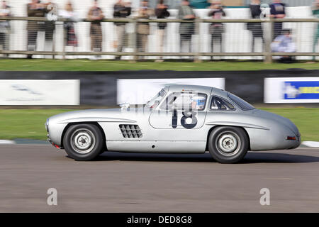 Chichester, UK. 15. September 2013. Goodwood Revival 2013 bei The Goodwood Motor Circuit - Foto zeigt Jochen Mass fahren einen Silber-1955 Mercedes-Benz 300SL "Gullwing" während der Fordwater-Trophy, ein 25 Minuten Rennen für Produktion basierte Sport- und gt-Wagen das Rennen zwischen 1955 und 1960. © Oliver Dixon/Alamy Live-Nachrichten Stockfoto