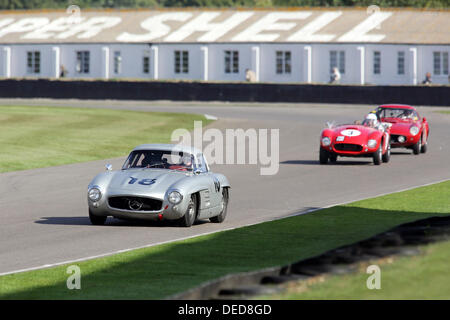 Chichester, UK. 15. September 2013. Goodwood Revival 2013 bei The Goodwood Motor Circuit - Foto zeigt Jochen Mass fahren einen Silber-1955 Mercedes-Benz 300SL "Gullwing" während der Fordwater-Trophy, ein 25 Minuten Rennen für Produktion basierte Sport- und gt-Wagen das Rennen zwischen 1955 und 1960. © Oliver Dixon/Alamy Live-Nachrichten Stockfoto