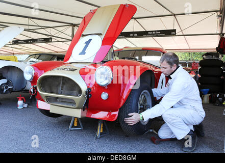 Chichester, UK. 15. September 2013. Goodwood Revival 2013 bei The Goodwood Motor Circuit - Foto zeigt einen Mechaniker arbeiten auf einer 1964 AC Cobra © Oliver Dixon/Alamy Live News Stockfoto