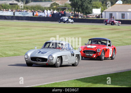 Chichester, UK. 15. September 2013. Goodwood Revival 2013 bei The Goodwood Motor Circuit - Fotoshows Jochen Mass fahren eine Silber-1955 Mercedes-Benz 300SL "Gullwing" gejagt von David Smithies 1956 ein rot Austin Healy 100/6 während der Fordwater Trophy, einer 25 minütigen Rennen für die Produktion Sport- und gt-Wagen dieser Rasse zwischen 1955 und 1960 basierte. © Oliver Dixon/Alamy Live-Nachrichten Stockfoto