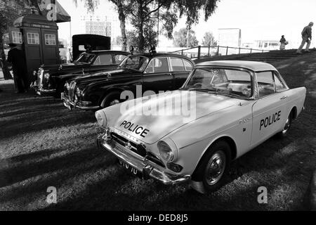 Chichester, UK. 15. September 2013. Goodwood Revival 2013 bei The Goodwood Motor Circuit - Foto zeigt Periode Polizei Fahrzeuge © Oliver Dixon/Alamy Live News Stockfoto