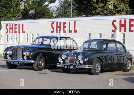 Chichester, UK. 15. September 2013. Goodwood Revival 2013 bei The Goodwood Motor Circuit - Foto zeigt ein Rolls-Royce und Jaguar © Oliver Dixon/Alamy Live News Stockfoto