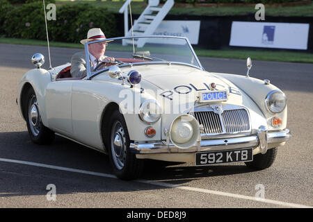 Chichester, UK. 15. September 2013. Goodwood Revival 2013 bei The Goodwood Motor Circuit - Foto zeigt einen Zeitraum MG Polizeiauto © Oliver Dixon/Alamy Live News Stockfoto