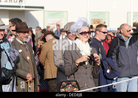 Chichester, UK. 15. September 2013. Goodwood Revival 2013 bei The Goodwood Motor Circuit - Foto zeigt, dass Zuschauer im Zeitraum Kleidung © Oliver Dixon/Alamy Live News gekleidet Stockfoto