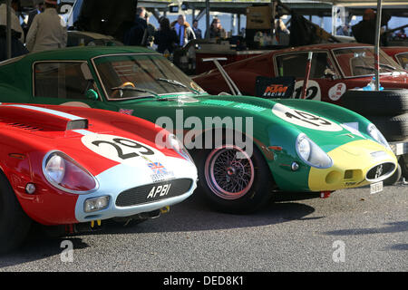 Chichester, UK. 15. September 2013. Goodwood Revival 2013 bei The Goodwood Motor Circuit - Foto zeigt zwei 1963 Ferrari GTO im Fahrerlager © Oliver Dixon/Alamy Live News Stockfoto