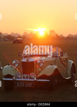 Chichester, UK. 15. September 2013. Goodwood Revival 2013 bei The Goodwood Motor Circuit - Foto zeigt Sonnenaufgang über einem 1953 MG TD © Oliver Dixon/Alamy Live News Stockfoto