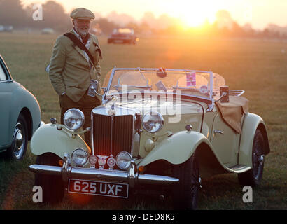 Chichester, UK. 15. September 2013. Goodwood Revival 2013 bei The Goodwood Motor Circuit - Foto zeigt Sonnenaufgang über einem 1953 MG TD © Oliver Dixon/Alamy Live News Stockfoto