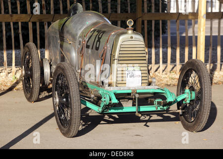 Chichester, UK. 15. September 2013. Goodwood Revival 2013 bei The Goodwood Motor Circuit - Foto zeigt eine 1923 Aston Martin 11hp "Razorblade" © Oliver Dixon/Alamy Live-Nachrichten Stockfoto