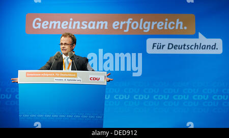 Potsdam, Deutschland. 16. September 2013. Innerhalb der Kampagne Wahlprogramm 2013 besucht Angela Merkel, Bundeskanzlerin und Top Kandidat der CDU, Potsdam.  / Foto: Prof. Michael Schierack, Vorsitzender der CDU Brandenburg, in ihrer Ansprache auf den Wahlkampf für den deutschen Wahlen 2013 in Potsdam. © Reynaldo Chaib Paganelli/Alamy Live-Nachrichten Stockfoto