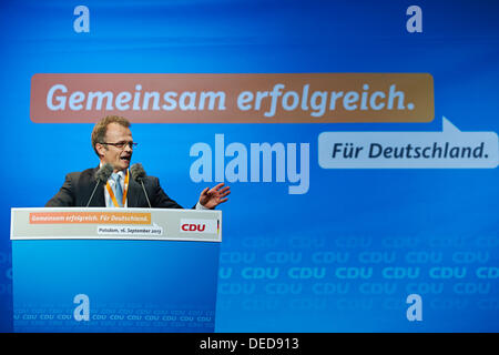 Potsdam, Deutschland. 16. September 2013. Innerhalb der Kampagne Wahlprogramm 2013 besucht Angela Merkel, Bundeskanzlerin und Top Kandidat der CDU, Potsdam.  / Foto: Prof. Michael Schierack, Vorsitzender der CDU Brandenburg, in ihrer Ansprache auf den Wahlkampf für den deutschen Wahlen 2013 in Potsdam. © Reynaldo Chaib Paganelli/Alamy Live-Nachrichten Stockfoto