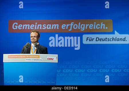 Potsdam, Deutschland. 16. September 2013. Innerhalb der Kampagne Wahlprogramm 2013 besucht Angela Merkel, Bundeskanzlerin und Top Kandidat der CDU, Potsdam.  / Foto: Prof. Michael Schierack, Vorsitzender der CDU Brandenburg, in ihrer Ansprache auf den Wahlkampf für den deutschen Wahlen 2013 in Potsdam. © Reynaldo Chaib Paganelli/Alamy Live-Nachrichten Stockfoto