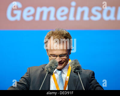 Potsdam, Deutschland. 16. September 2013. Innerhalb der Kampagne Wahlprogramm 2013 besucht Angela Merkel, Bundeskanzlerin und Top Kandidat der CDU, Potsdam.  / Foto: Prof. Michael Schierack, Vorsitzender der CDU Brandenburg, in ihrer Ansprache auf den Wahlkampf für den deutschen Wahlen 2013 in Potsdam. © Reynaldo Chaib Paganelli/Alamy Live-Nachrichten Stockfoto