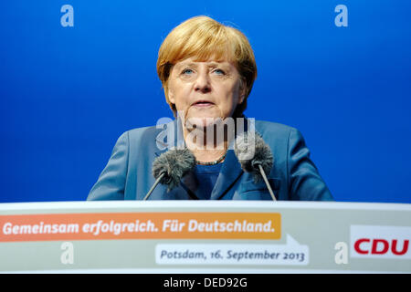 Potsdam, Deutschland. 16. September 2013. Innerhalb der Kampagne Wahlprogramm 2013 besucht Angela Merkel, Bundeskanzlerin und Top Kandidat der CDU, Potsdam.  / Foto: Angela Merkel (CDU), Bundeskanzlerin, in ihrer Ansprache in Potsdam für den Wahlkampf für den deutschen Wahlen 2013. © Reynaldo Chaib Paganelli/Alamy Live-Nachrichten Stockfoto