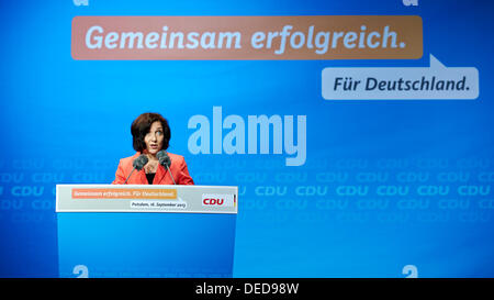 Potsdam, Deutschland. 16. September 2013. Innerhalb der Kampagne Wahlprogramm 2013 besucht Angela Merkel, Bundeskanzlerin und Top Kandidat der CDU, Potsdam.  / Bild: Katherina Reiche (CDU), in ihrer Ansprache auf den Wahlkampf für den deutschen Wahlen 2013 in Potsdam. © Reynaldo Chaib Paganelli/Alamy Live-Nachrichten Stockfoto