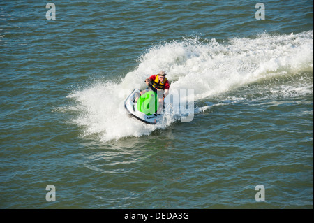 USA New Jersey NJ Welle Läufer oder Jet-Ski fahren in die Bucht Gewässer zwischen Cape May und Walddickicht Stockfoto