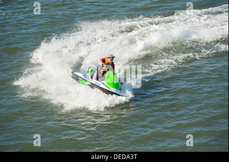 USA New Jersey NJ Welle Läufer oder Jet-Ski fahren in die Bucht Gewässer zwischen Cape May und Walddickicht Stockfoto