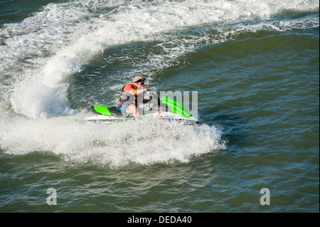 USA New Jersey NJ Welle Läufer oder Jet-Ski fahren in die Bucht Gewässer zwischen Cape May und Walddickicht Stockfoto