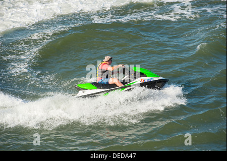 USA New Jersey NJ Welle Läufer oder Jet-Ski fahren in die Bucht Gewässer zwischen Cape May und Walddickicht Stockfoto