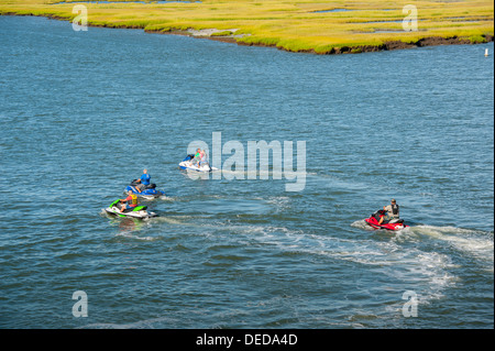 USA New Jersey NJ Welle Läufer oder Jet-Ski fahren in die Bucht Gewässer zwischen Cape May und Walddickicht Stockfoto