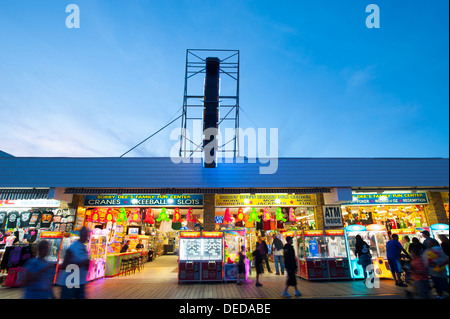 USA New Jersey New Jersey Shore Wildwood Promenade in der Nacht Essen Spiele Fahrten Nachtleben Spaß Dämmerung Abenddämmerung am Abend Stockfoto