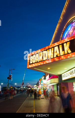 USA New Jersey New Jersey Shore Wildwood Promenade in der Nacht Essen Spiele Fahrten Nachtleben Spaß Dämmerung Abenddämmerung am Abend Stockfoto