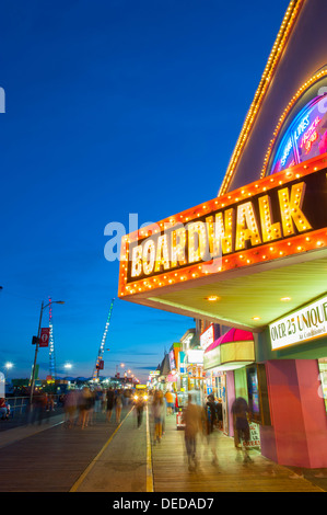 USA New Jersey New Jersey Shore Wildwood Promenade in der Nacht Essen Spiele Fahrten Nachtleben Spaß Dämmerung Abenddämmerung am Abend Stockfoto