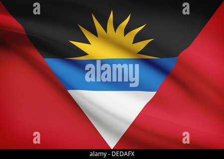 Antigua und Barbuda-Flagge im Wind wehen. Teil einer Serie. Stockfoto