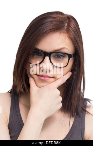 Junge Frau mit Brille posiert denken Stockfoto