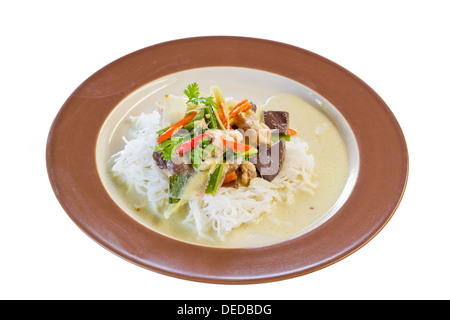 Thai Nudeln mit Huhn-Curry in Kokosmilch gegessen. Stockfoto