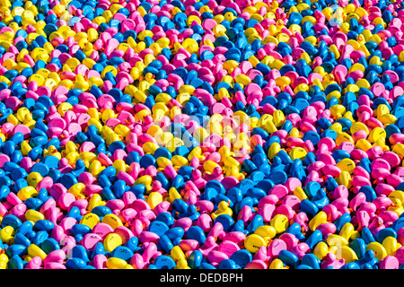 Hunderte von blau, rosa und gelbe Plastikenten Stockfoto