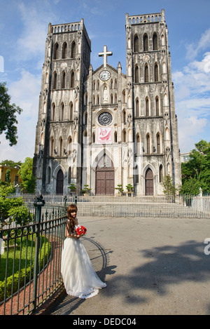 Braut vor der Kathedrale St. Joseph in Hanoi, Vietnam Stockfoto