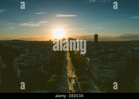 Die untergehende Sonne in der Avenue De La Grande Armée in Paris, Frankreich. Oben auf dem Arc de Triomphe entnommen Stockfoto