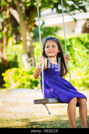 Niedliche kleine Mädchen auf der Schaukel spielen Stockfoto