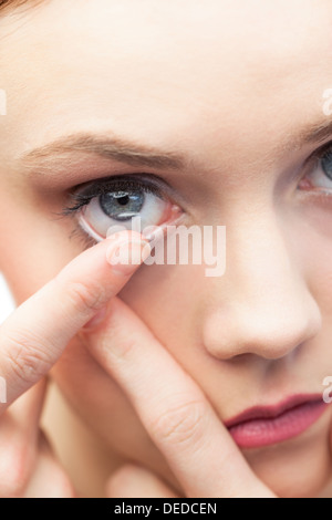 Süßes Model Anwendung von Kontaktlinsen Stockfoto