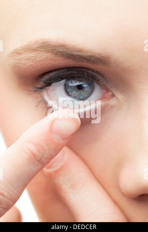 Schönes Modell, die Anwendung von Kontaktlinsen Stockfoto