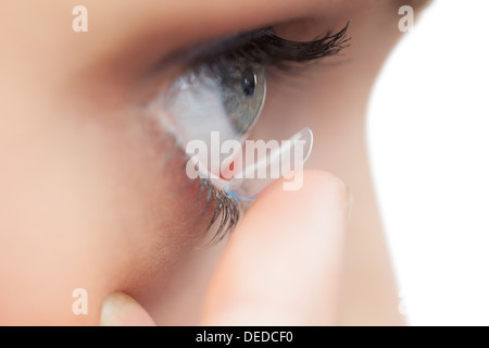 Extreme Nahaufnahme auf junges Modell Anwendung von Kontaktlinsen Stockfoto