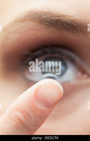 Extreme Nahaufnahme auf Süßes Model Anwendung von Kontaktlinsen Stockfoto