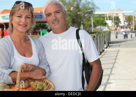 Paar im Urlaub mit einem Korb der Frucht Stockfoto