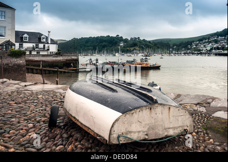 DARTMOUTH, DEVON - 06. JUNI 2009: Dinghy Boat auf dem kopfsteingepflasterten Pfad in Dartmouth in Devon Stockfoto