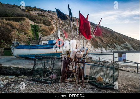 LULWORTH, DORSET, Großbritannien - 15. MÄRZ 2009: Angelausrüstung und Hummerschalen am Strand bei Sonnenaufgang Stockfoto