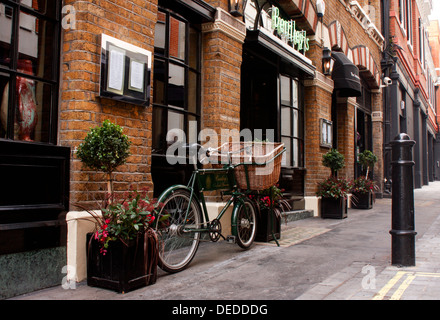 LONDON, Großbritannien - 15. NOVEMBER 2008: Lieferfahrrad vor der Bentley Oyster Bar and Grill in der Swallow Street Stockfoto