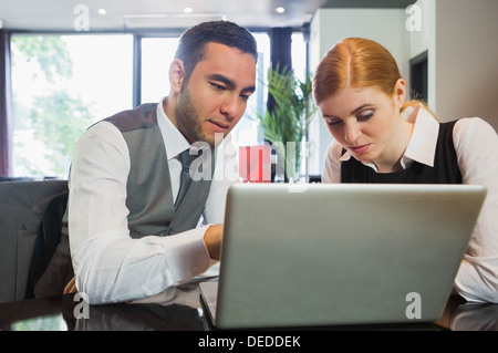 Geschäftsleute, die gemeinsam auf laptop Stockfoto