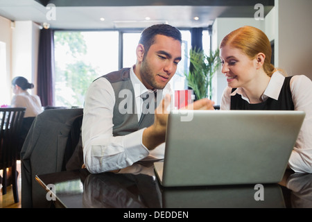 Zwei Geschäftsleute in einem Restaurant arbeiten zusammen Stockfoto