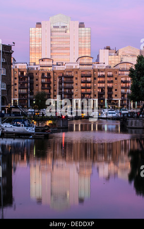 LONDON, Vereinigtes Königreich - 20. SEPTEMBER 2008: Büros in der Nähe von St Katherine's Dock in London bei Abenddämmerung Stockfoto