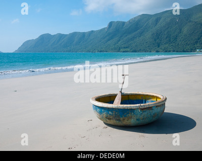 Eine Runde Badewanne Ruderboot, sitzen auf Hai Beach, Con Son Insel Con Dao Islands, Vietnam. Stockfoto
