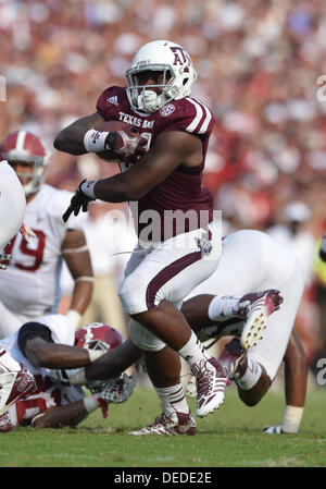 14. September 2013 - College Station, Texas, USA - 14. September 2013: Texas A & M Aggies Runningback Tra Carson (21) trägt den Ball während des Spiels zwischen der University of Alabama Crimson Tide und die Texas A & M Universität Aggies Kyle Field-Stadion in College Station, Texas. Alabama gewinnt gegen Texas A & M, 49-42. Stockfoto